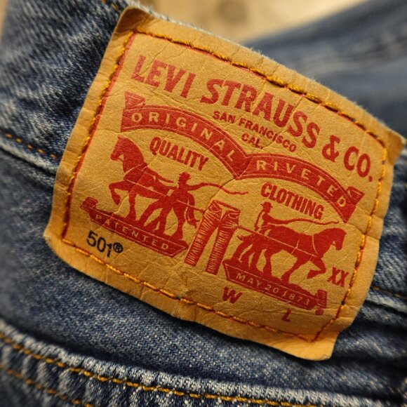 Levi’s 501 Cutoff Denim Shorts Women’s W31 Medium Wash Distressed Raw Hem - Picture 3 of 11